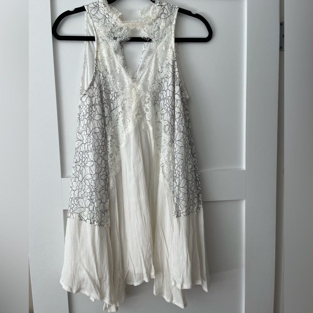 Mika & Gala white floral key neck tunic